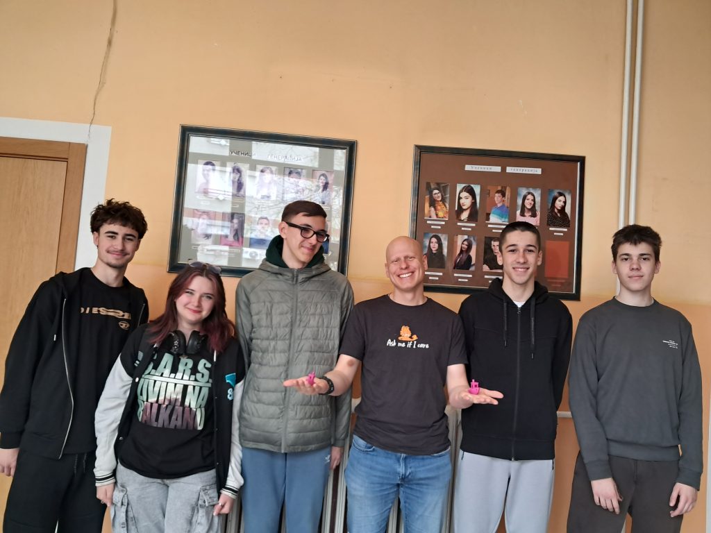 ИСПЛОВИЛИ СМО У 3Д БУДУЋНОСТ: ОТВОРЕН КРЕАТИВНИ КУТАК ЗА МОДЕЛОВАЊЕ И РОБОТИКУ